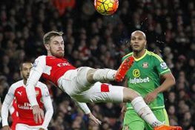 Gelandang Arsenal, Aaron Ramsey, berupaya menendang bola pada laga Premier League kontra Sunderland di Stadion Emirates, Sabtu (5/12/2015) waktu setempat.