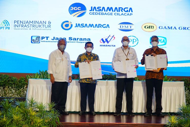 Dilakukannya penandatanganan Perjanjian Pengusahaan Jalan Tol (PPJT) dari konsorsium BUMN dengan perusahaan swasta untuk pembangunan proyek Jalan Tol Gedebage-Tasikmalaya-Cilacap di Gedung Kementerian PUPR, Jakarta, Senin (31/1/2022).