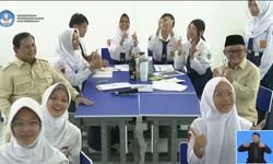 Prabowo Sebut Program Interactive Flat Panel Bantu Pemerataan Kualitas Pendidikan