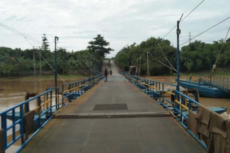 Jembatan penyeberangan perahu ponton milik Endang beromset tak kurang Rp 20 juta per hari di Karawang