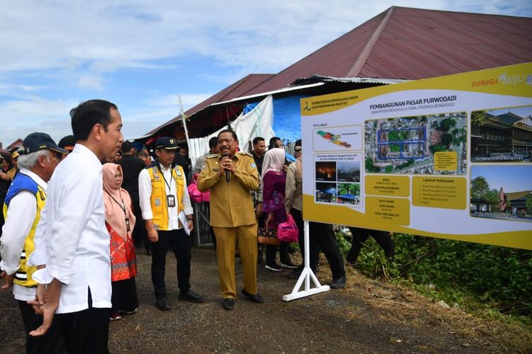 Presiden Jokowi didampingi Menteri PUPR Basuki Hadimuljono saat meninjau lokasi Pasar Purwodadi, Kabupaten Bengkulu Utara, Bengkulu, Jumat (21/07/2023).