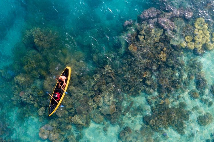 Ilustrasi menikmati wisata air di Kepulauan Seribu.