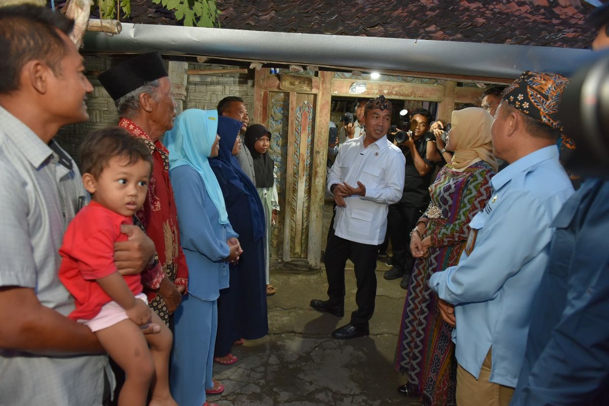 Menteri Kependudukan dan Pembangunan Keluarga/Kepala BKKBN, Dr. Wihaji, S.Ag., M.Pd., melakukan kunjungan kerja maraton di Kabupaten Lamongan, Kamis (4/12/2025) malam, untuk mempercepat penurunan angka stunting sekaligus memperkuat kualitas keluarga Indonesia.