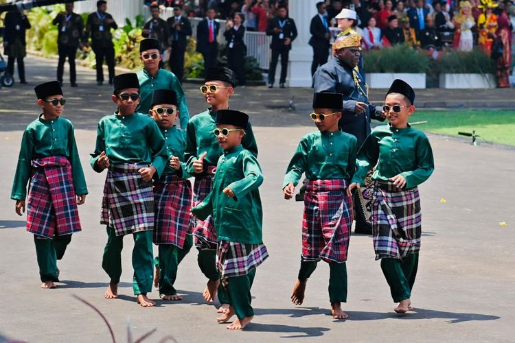 Rayyan Arkhan Dikha penari pacu jalur yang turut memeriahkan rangkaian perayaan HUT ke-80 RI di Istana Merdeka,Jakarta Pusat, Minggu (17/8/2025). 