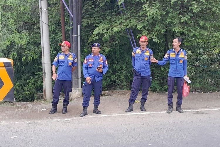 Bantu Petugas Gabungan, Damkar Ikut Turun Tertibkan Penyapu Koin di Jembatan Sewo