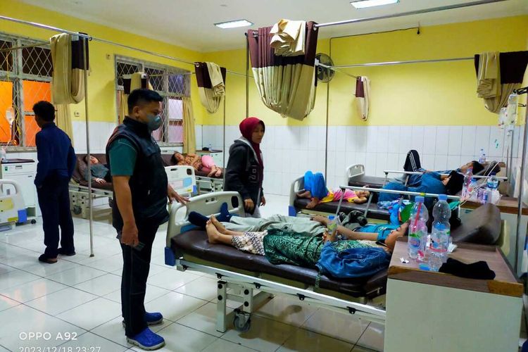 Kondisi 121 warga Kampung Kalong Tonggoh, Desa Kalong Dua, Kecamatan Leuwisadeng, Kabupaten Bogor, Jawa Barat, yang mengalami keracunan makanan dan dirawat di rumah sakit, Selasa (19/12/2023).