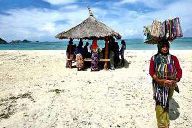 Panorama Pantai Kuta, kawasan Mandalika, Lombok Tengah, Nusa Tenggara Barat, Kamis (16/6/2016). Kawasan pesisir Mandalika berpotensi menjadi salah satu kawasan ekonomi khusus pariwisata yang dikembangkan untuk tujuan wisata unggulan Indonesia. Meski demikian, tantangan pembangunan sumber daya manusia dan pemberdayaan masyarakat lokal serta penataan kelestarian lingkungan dari dampak pembangunan perlu diperhatikan. 