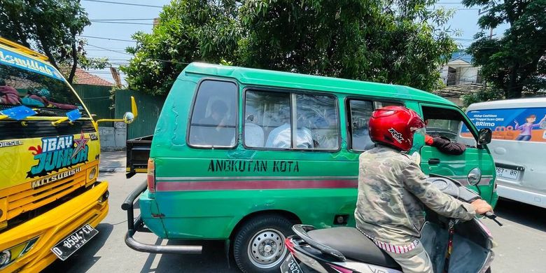 Sejumlah angkot jurusan Leuwi Panjang-Soreang saat tengah mencari penumpang di beberapa titik pemberhentian di Jalan Raya Kopo-Katapang, Kabupaten Bandung, Jawa Barat, pada Minggu (29/10/2023)