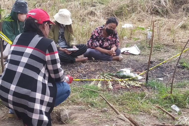 Onee istri Iwan Boedi saat melakukan tabur bunga di Kawasan Pantai Marina Semarang. Selasa (20/9/2022)