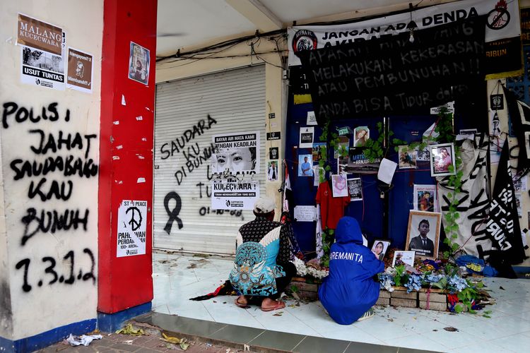 Suasana 100 hari Tragedi Kanjuruhan di Gate 13 Stadion Kanjuruhan Kepanjen, Kabupaten Malang, Minggu (8/1/2023) siang.