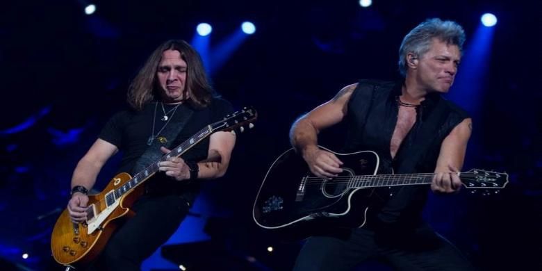 Jon Bon Jovi (kanan), vokalis, dan Phil X (gitar) grup band rock asal New Jersey, Bon Jovi, menghibur penggemarnya pada Konser Bon Jovi Live di Stadion Gelora Bung Karno, Jakarta, Jumat (11/9/2015).