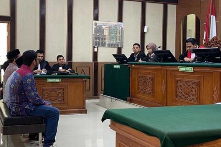 Terdakwa pidana pemilu mendengarkan tuntutan jaksa penuntut umum pada persidangan di Pengadilan Negeri Bireuen, Aceh, Jumat (23/2/2024).
