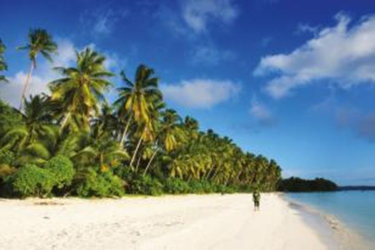 Air laut surut menyingkap tabir keindahan pantai panjang berpasir putih berpagar nyiur. 