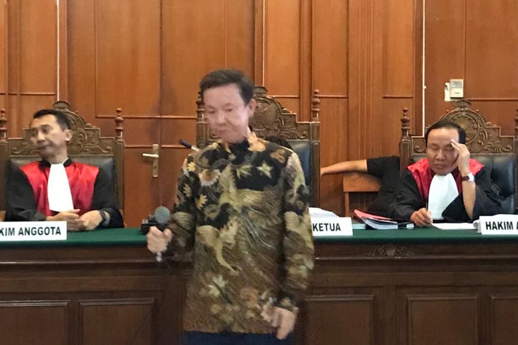 Bos PT Siantar Top Tbk, Asui, saat menjadi saksi dalam sidang kasus investasi Pasar Turi di PN Surabaya, Senin (8/10/2018)