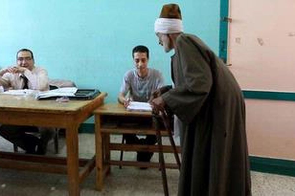 Seorang warga lansia Mesir mendaftar sebelum menggunakan hak pilih di sebuah tempat pemungutan suara di Zagazig, pada hari pertama pemilihan presiden putaran kedua, Sabtu (16/6/2012).