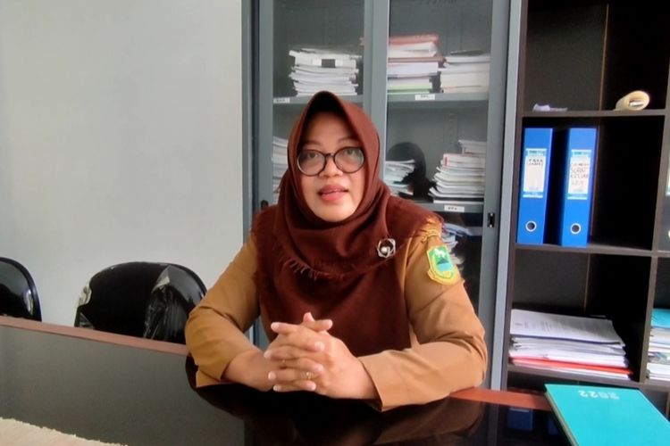 Lya Prilyawati, Kepala Bidang Peternakan Dinas Perikanan dan Peternakan Kabupaten Kuningan, memberikan keterangan terkait kondisi para peternak ayam petelur kepada Kompas.com di kantornya Selasa (7/6/2022). Lya membenarkan 30 persen dari total 150 peternak di Kabupaten Kuningan, memilih tutup, dan menghentikan sementara aktifitas mereka.