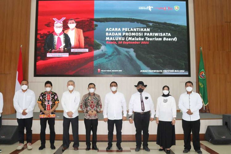 Wakil Gubernur Maluku Barnabas Nathaniel Orno melantik Pengurus Badan Promosi Pariwisata Daerah (BPPD) Provinsi Maluku periode 2021-2024di Lantai VII Kantor Gubernur, Kamis (16/9/2021).