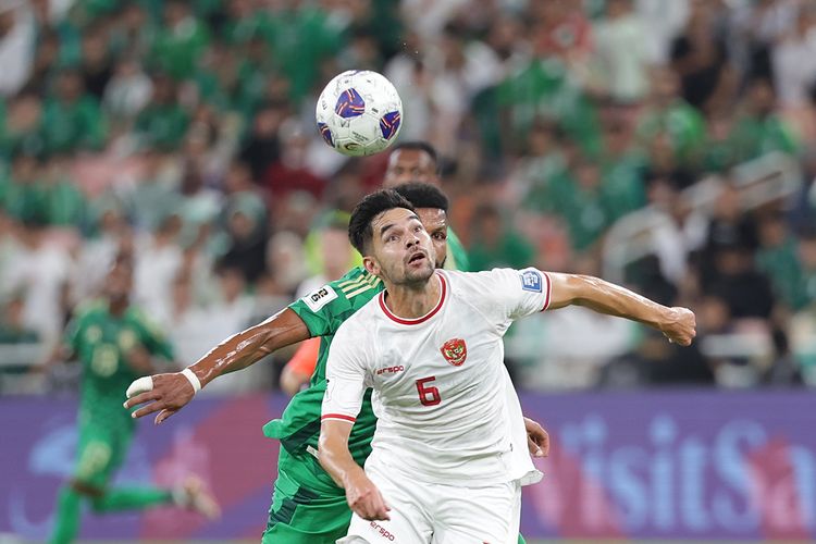 Pemain Timnas Indonesia, Sandy Walsh, beraksi pada laga putaran ketiga Kualifikasi Piala Dunia 2026 Arab Saudi vs Indonesia di King Abdullah Sports City pada Kamis (5/9/2024) atau Jumat (6/9/2024) | Sandy Walsh | Ranking FIFA Indonesia 2025. Media Vietnam Sebut Kenaikan Ranking FIFA Indonesia 2025 Berkat Kebijakan Naturalisasi