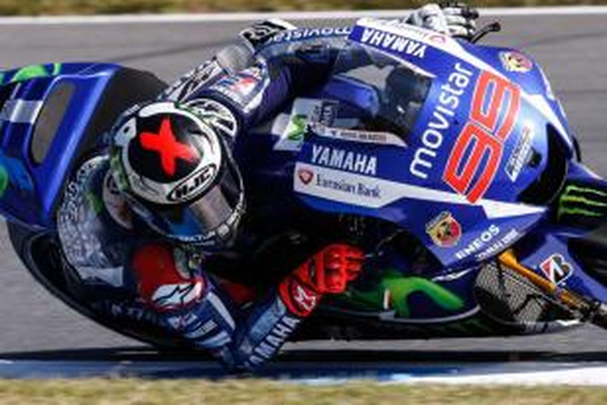 Pebalap Movistar Yamaha asal Spanyol, Jorge Lorenzo, memacu motornya pada sesi latihan bebas kedua GP Jepang di Sirkuit Twin Ring Motegi, Jumat (9/10/2015).