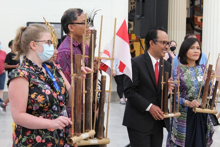 Konjen RI di Chicago Meri Binsar Simorangkir hadir ketika Tim Muhibah Angklung asal Jabar tampil dalam konser bertajuk Indonesia Presents: Tim Muhibah Angklung Performance di Field Museum, Chicago, Amerika Serikat (AS), Rabu (13/7/2022). Filed Museum adalah salah satu museum terbesar dan terbaik di dunia.