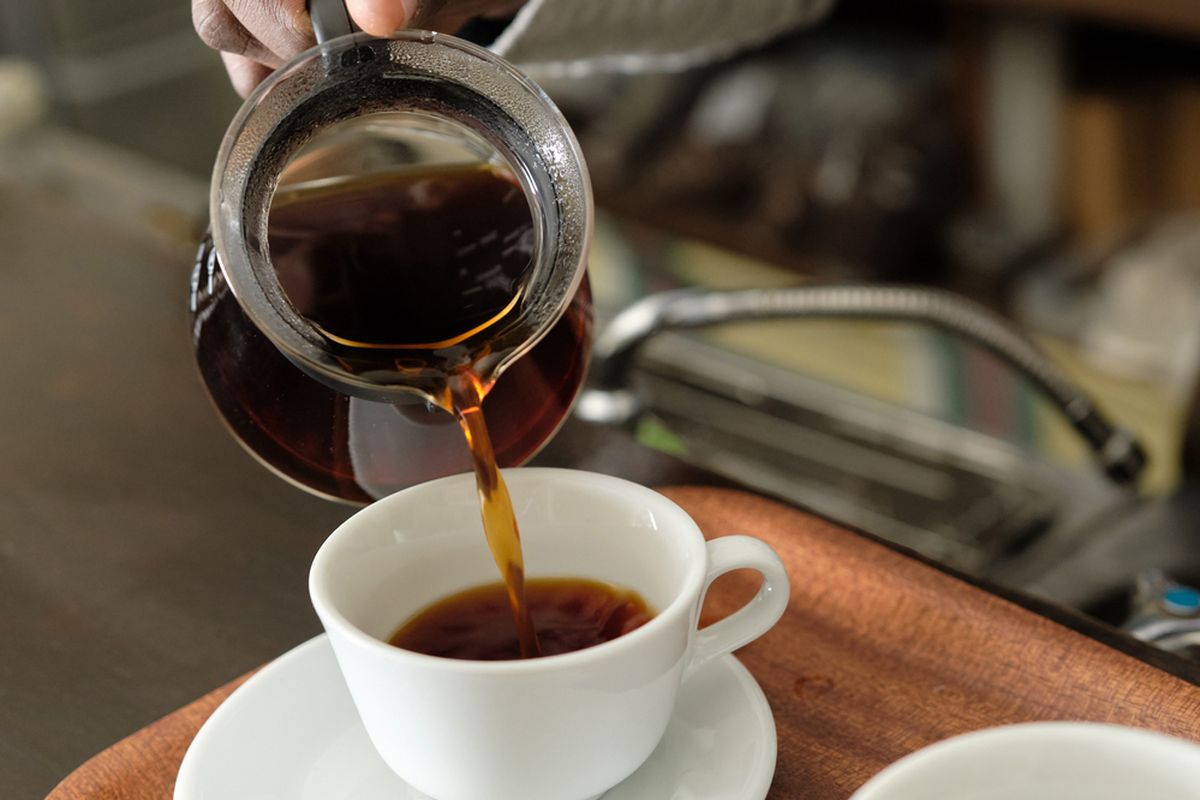 Jangan menggunakan suhu terlalu panas dalam menyeduh biji kopi agar nutrisi kopi tak rusak.
