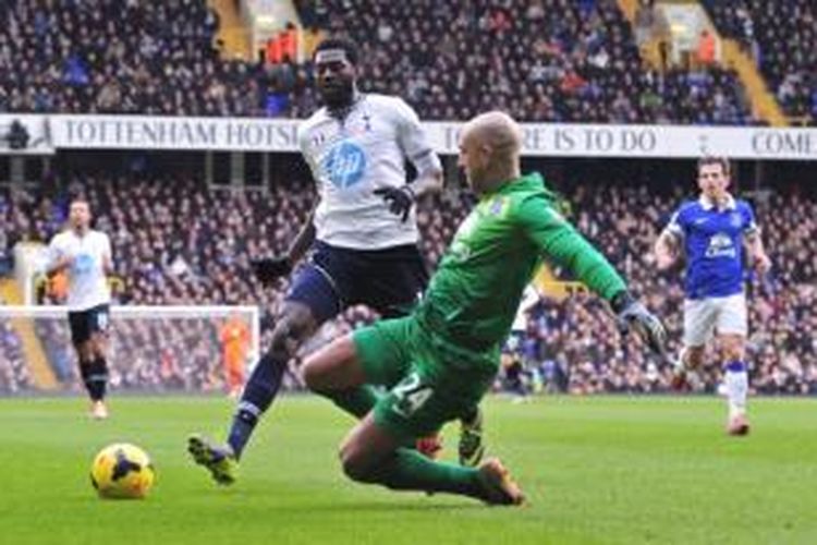Striker Tottenham Hotspur, Emmanuel Adebayor, mencoba menaklukkan gawang Everton yang dikawal Tim Howard pada laga Premier League di Stadion White Hart Lane, London, Minggu (9/2/2014).