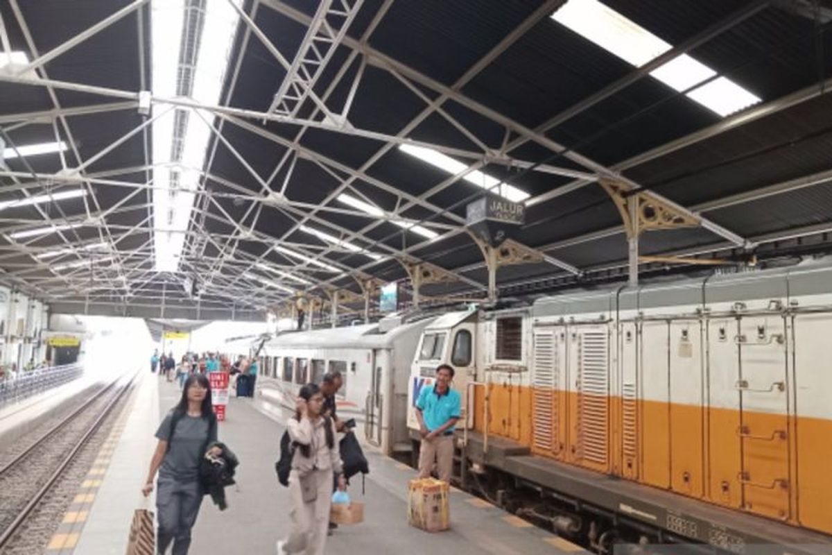 Ilustrasi suasana di Stasiun Cirebon, Jawa Barat.