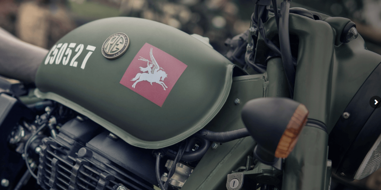 Nomor seri dan logo yang terpasang pada bagian tangki Royal Enfield Classic 500 Pegasus Edition.