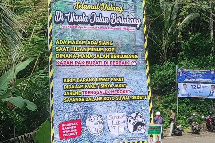 Baliho berisi pantun sindiran soal jalan rusak di Trenggalek, Jawa Timur. (Sumber: warga)