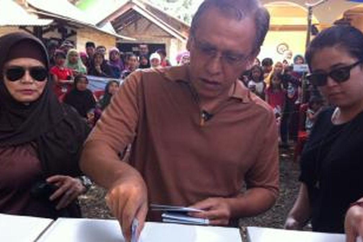 Iwan Fals diapit oleh istri dan anaknya, Rosanna (kiri) atau Yos dan Annisa Cikal Rambu Bassae, menggunakan hak pilih mereka pada Pemilihan Anggota Legislatif (Pileg) 2014-2019 di TPS 04 Desa Leuwinanggung, Kecamatan Tapos, Depok, Jawa Barat, Rabu (9/4/2014) pagi.