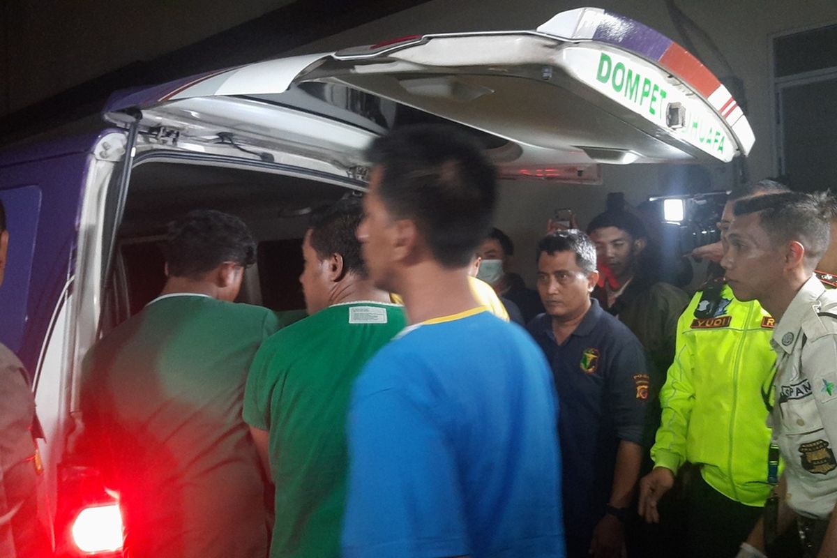 Salah satu jenazah kakak beradik yang dibawa ke ambulans usai teridentifikasi tim DIV Polda Jabar di ruang Forensik RSUD Ciawi, Bogor, Jawa Barat, Rabu (5/2/2025) malam. Jenazah korban selanjutnya dibawa ke kediaman terakhirnya di Sukabumi.