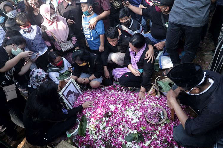 Kerabat meratapi pusara almarhum penyanyi campursari Dionisius Prasetyo atau Didi Kempot seusai dimakamkan di Tempat Pemakaman Umum Desa Majasem, Ngawi, Jawa Timur, Selasa (5/5/2020). Didi Kempot meninggal di Solo, Jawa Tengah, pada usia 53 tahun.