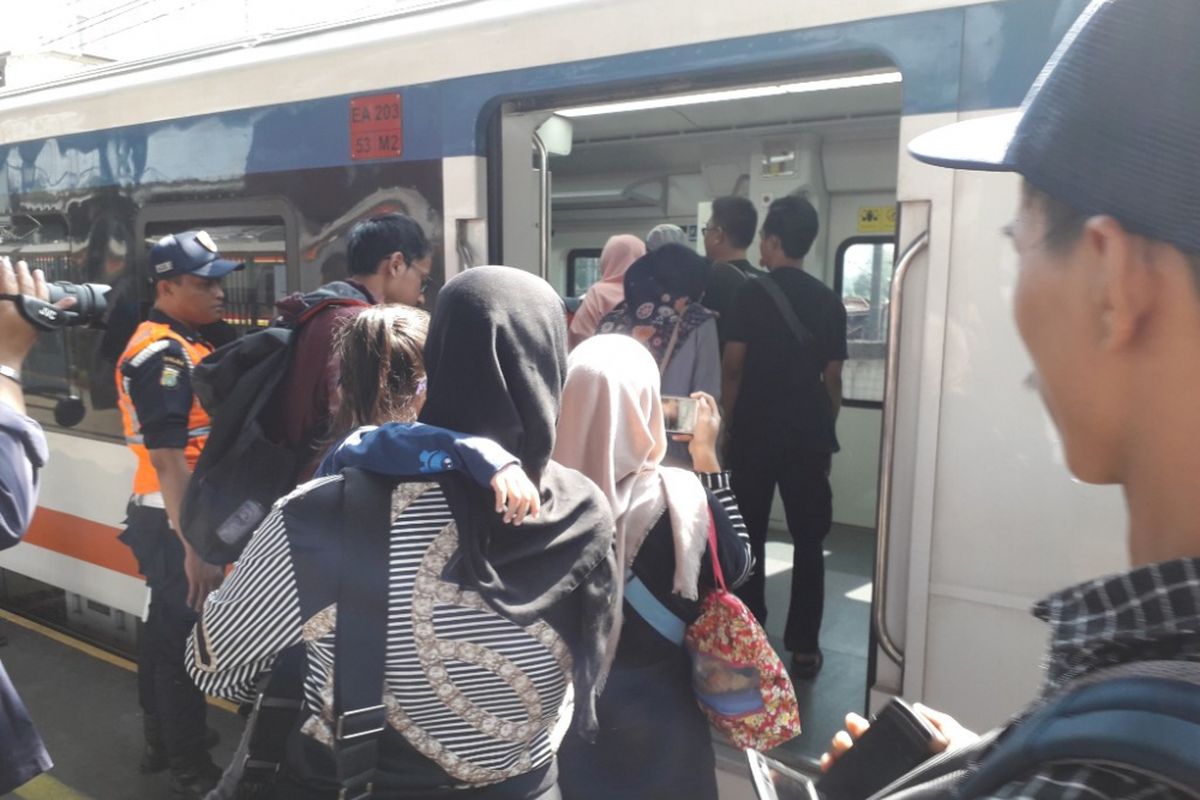 Sejumlah penumpang KA Bandara memasuki kereta di Stasiun Bekasi, Selasa (19/6/2018) 