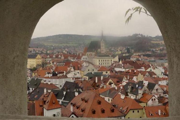 Pemandangan bangunan-bangunan bergaya renaisans dilihat dari kawasan Kastil Cesky Krumlov, destinasi wisata di selatan Ceko. 