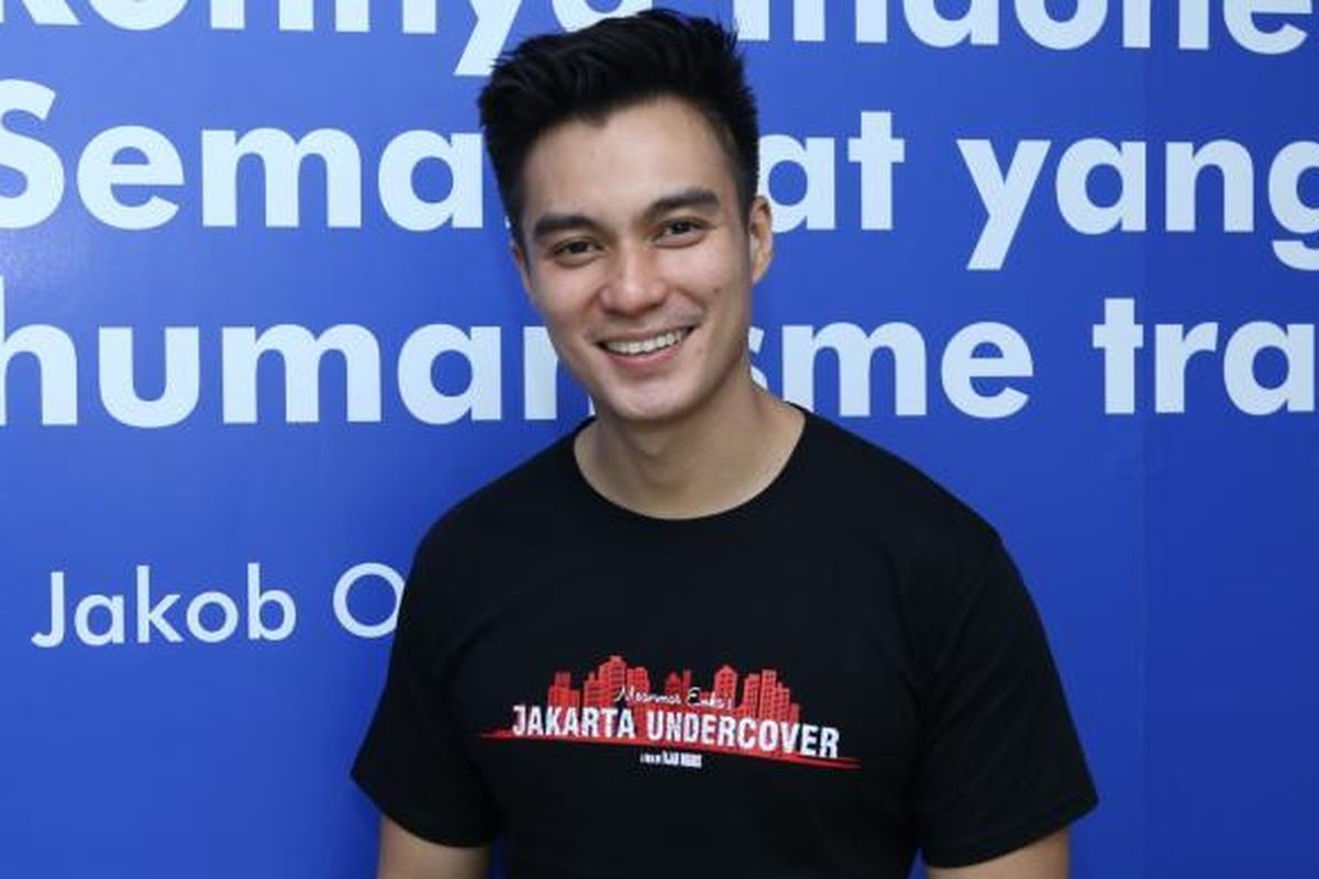 Baim Wong, salah seorang bintang film Jakarta Undercover, berpose di kantor Redaksi Kompas.com, Palmerah Selatan, Jakarta Pusat, pada Selasa (31/1/2017). 