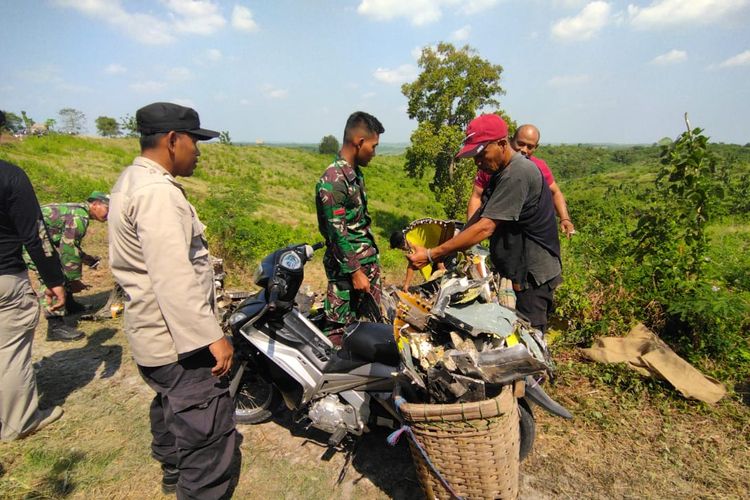 Proses evakuasi puing pesawat tempur T-50i Golden Eagle di percil hutan Desa Nginggil, Kecamatan Kradenan, Kabupaten Blora