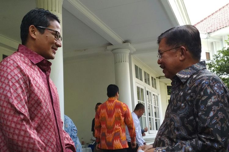 Wakil Gubernur terpilih DKI Jakarta Sandiaga Uno mengucapkan selamat ulang tahun kepada Wakil Presiden Jusuf Kalla, Senin (15/5/2017). Hari ini, JK berulang tahun yang ke-75