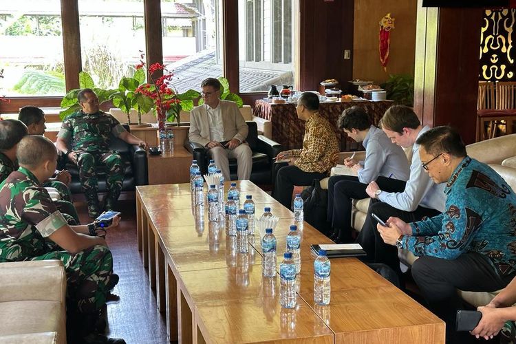 Diplomat Selandia Baru yang diwakili oleh Deputi Misi Diplomatik untuk Asean Brendan Andrew Stanbury dan Sekretaris II Politik Kedutaan Besar Patrick John Fitzgibbon menemui Panglima Komando Gabungan Wilayah Pertahanan III Letjen TNI I Nyoman Cantiasa di Rimba Papua Hotel Timika, Mimika, Papua, pada Senin (13/2/2023).