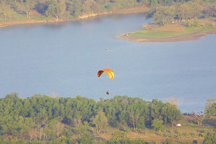 Puncak Joglo biasa digunakan untuk latihan paralayang.