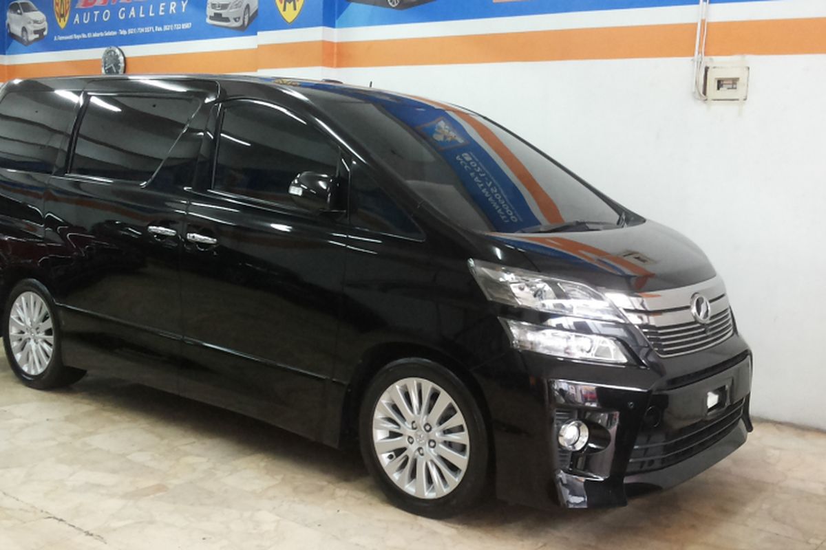 Salah satu Toyota Alphard bekas yang dipajang di diler Bryan Auto Gallery, Jalan Fatmawati, Jakarta Selatan, Rabu (14/2/2018).