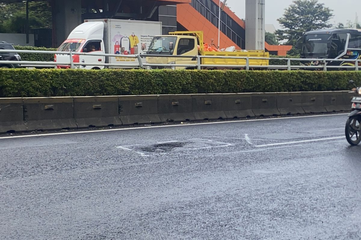 Lubang di jalan MT Haryono arah Gatot Subroto, Jakarta Selatan ditandai garis putih dan tanda silang, yang sering membuat pengendara sepeda motor jatuh, Senin (9/3/2026).