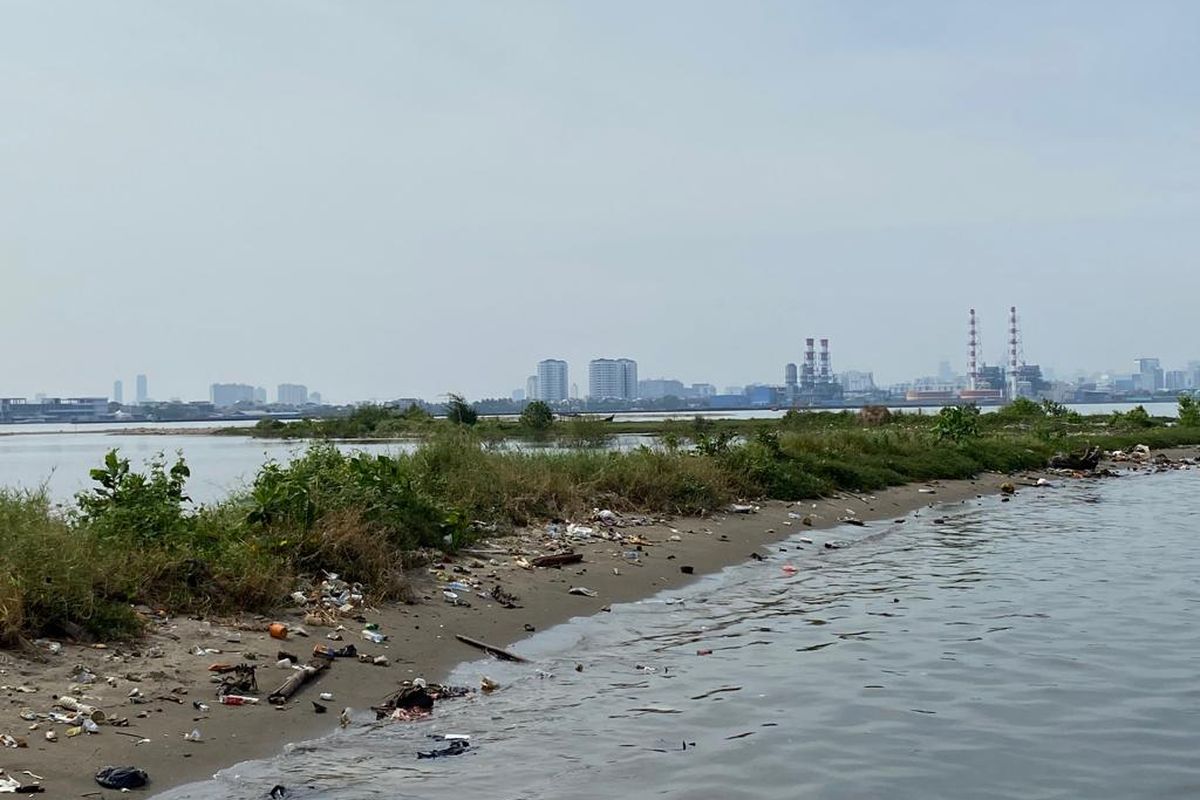 Kondisi terkini Pulau G, pulau hasil reklamasi yang tampak dipenuhi sampah, ditumbuhi rumput, hingga dataran pasir yang mulai terkikis air laut. 