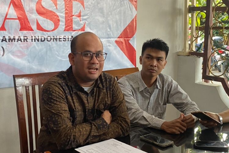 Kuasa hukum keluarga Dini Sera Afriyanti, Dimas Yemahura (kiri), di Sidoarjo, Selasa (13/8/2024).