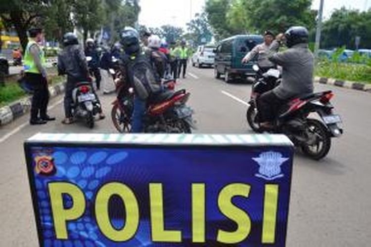 Polres Bogor menggelar razia kepada sepeda motor di Jalan Raya Tegar Beriman, Cibinong, Kabupaten Bogor, Kamis (26/02/2015). Razia ini digelar sebagai langkah antisipasi dan memperkecil gerak para pelaku begal. K97-14
