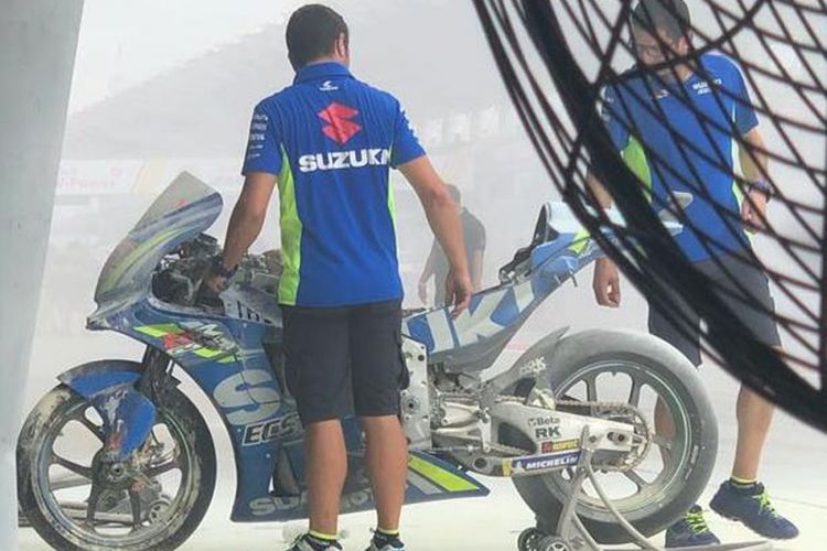 Sepeda motor Alex Rins terbakar di Sirkuit Sepang, Malaysia.