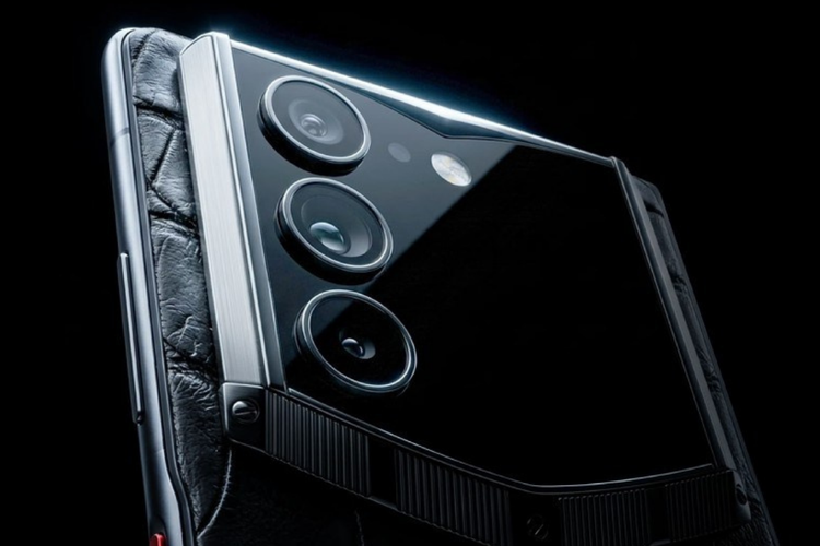 Desain modul kamera belakang ponsel lipat mewah Vertu AlphaFold. 