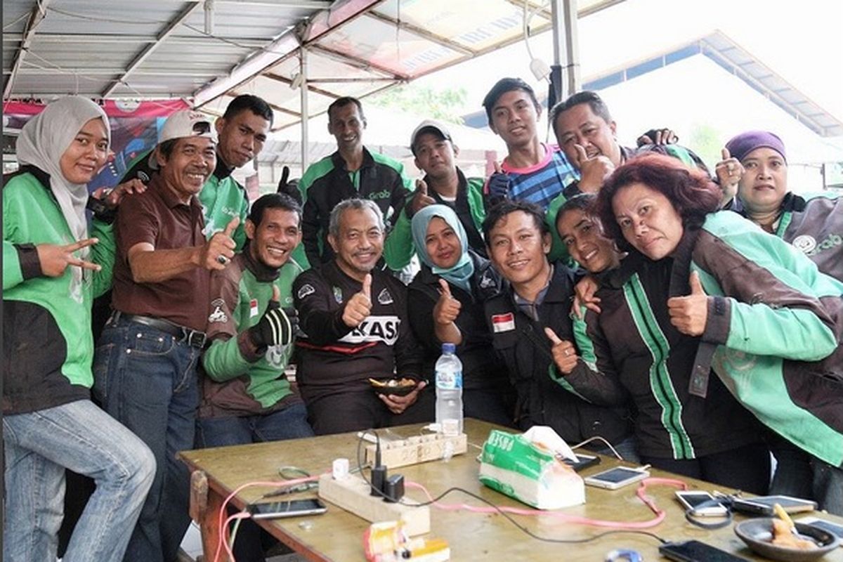 Wakil Wali Kota Bekasi Ahmad Syaikhu makan bersama sejumlah pengemudi ojek online.