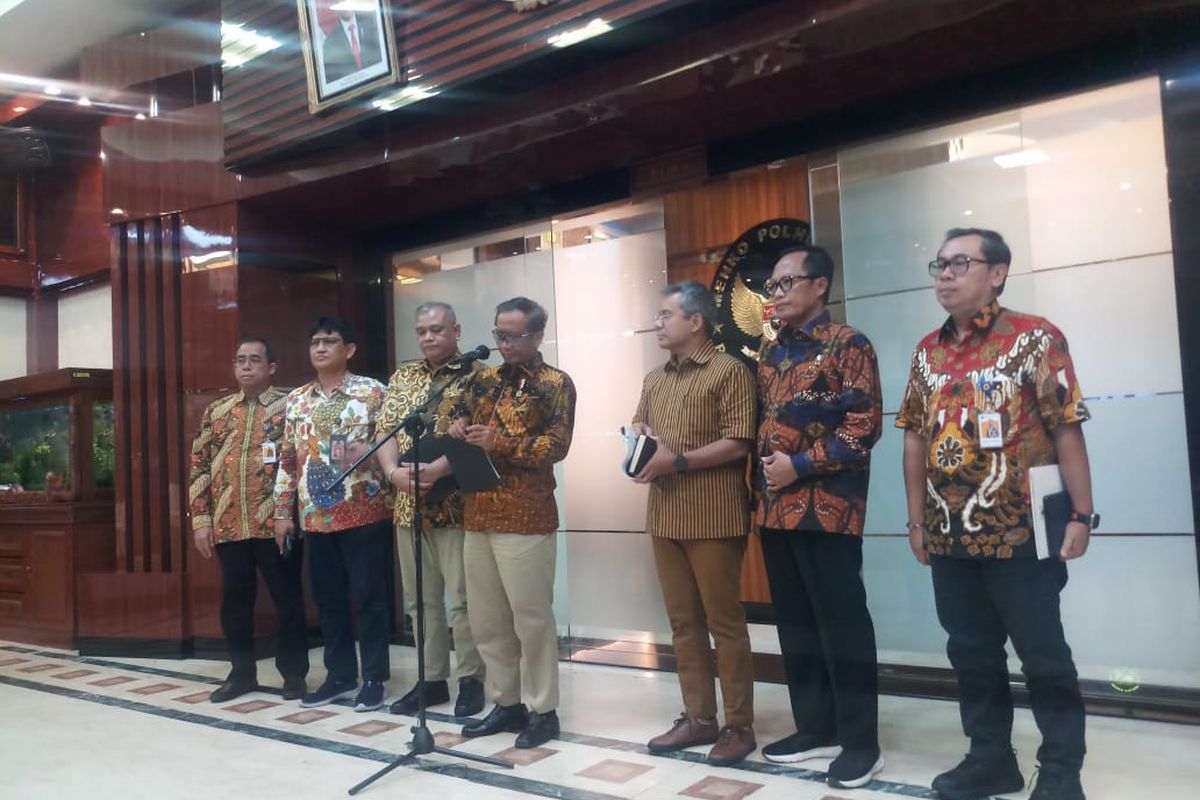 Menko Polhukam Mahfud MD bersama Wamenkeu Suahasil Nazara beserta jajaran Kemenkeu lainnya melakukan konferensi pers usai pertemuan terkait transaksi mencurigakan Rp 300 triliun, di Kantor Kemenko Polhukam, Jakarta, Jumat (10/3/2023). 