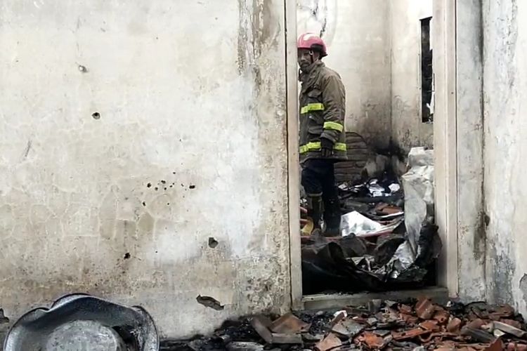 Suasana rumah kepala dusun di Lumajang usai kebakaran yang terjadi Minggu (13/7/2025) siang.