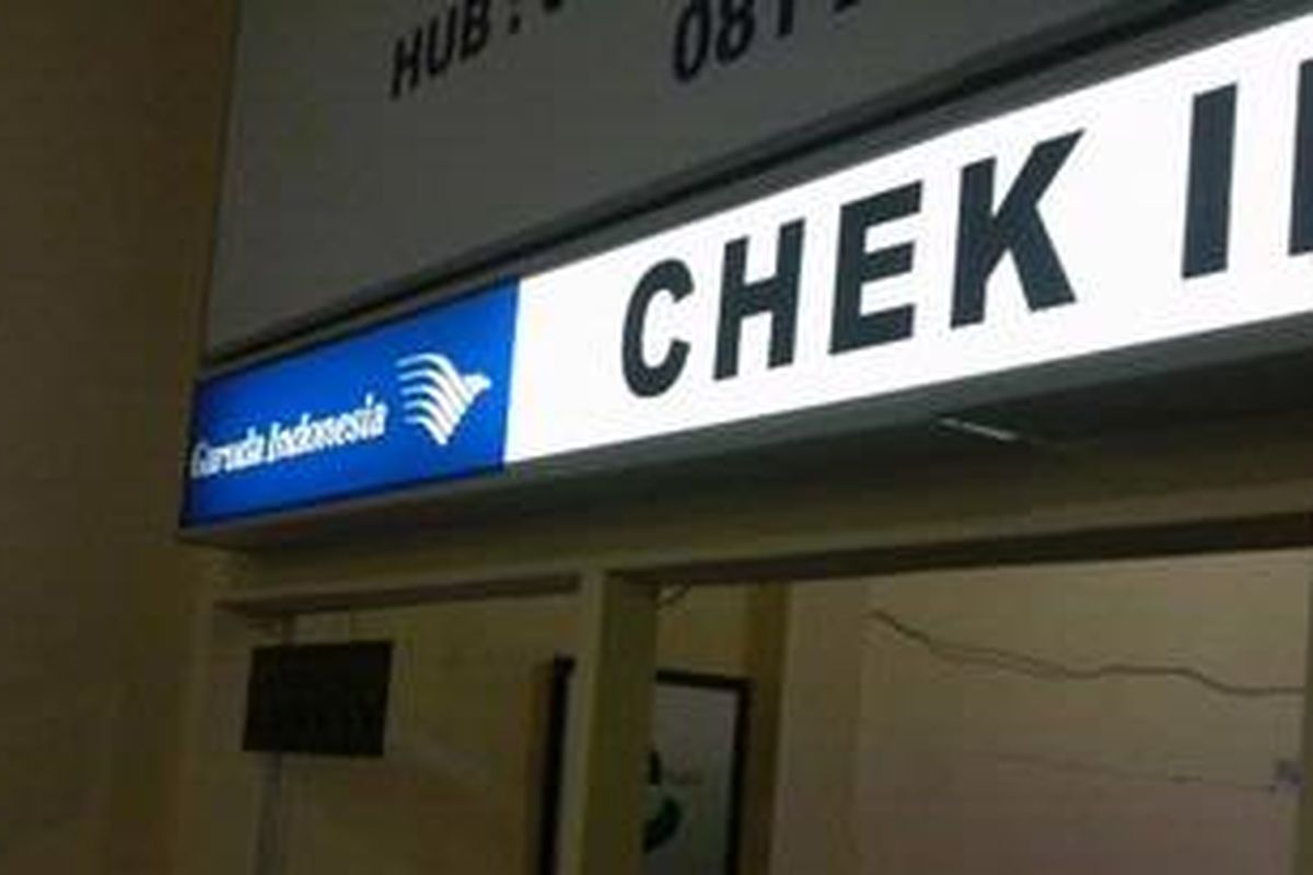 Ilustrasi : Counter maskapai penerbangan Garuda Indonesia di Bandara Abdul Rahman Saleh, Malang, Jawa Timur, Minggu (19/6/2011), diserbu complain penumpang. Pesawat dengan nomor penerbangan GA291 yang seharusnya berangkat pukul 10.55 menuju Jakarta membatalkan penerbangan tanpa pemberitahuan kepada penumpang sebelumnya. Para penumpang diangkut dengan bus ke Surabaya untuk penerbangan pukul 16.20.